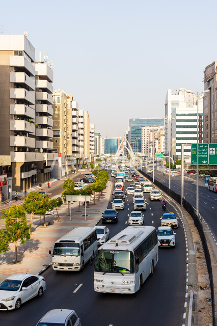 الازدحام المروري لحركة السيارات في مدينة دبي، وسائل النقل والمواصلات البرية الحديثة، الفن الهندسي المعماري للمباني و الأبراج التجارية والسكنية. الشوارع والطرقات الاسفلتية المعبدة في الإمارات العربية المتحدة