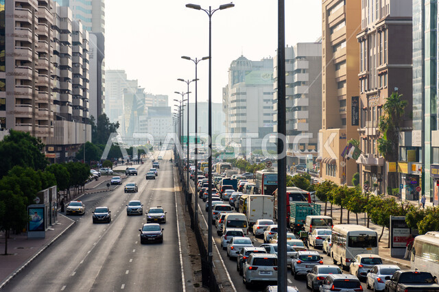 الازدحام المروري لحركة السيارات في مدينة دبي، وسائل النقل والمواصلات البرية الحديثة، الفن الهندسي المعماري للمباني و الأبراج التجارية والسكنية. الشوارع والطرقات الاسفلتية المعبدة في الإمارات العربية المتحدة