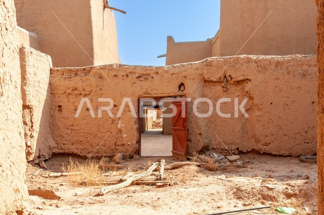 منزل تقليدي طيني مهجور في المجمعة, المباني والبيوت التاريخية الأثرية القديمة, مناطق جذب واستقطاب السياح, التصاميم الهندسية المعمارية على الطراز القديم, الأماكن السياحية التراثية المشهورة في المملكة العربية السعودية