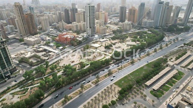 الفن الهندسي المعماري للمباني والمنشآت السكنية والشركات التجارية، مناطق جذب السياح من شتى أنحاء العالم، أماكن دبي السياحية المشهورة، النمو والتوسع العمراني للأبراج وناطحات السحاب في الإمارات العربية المتحدة، صورة علوية لحركة المرور وسير السيارات في الطرقات