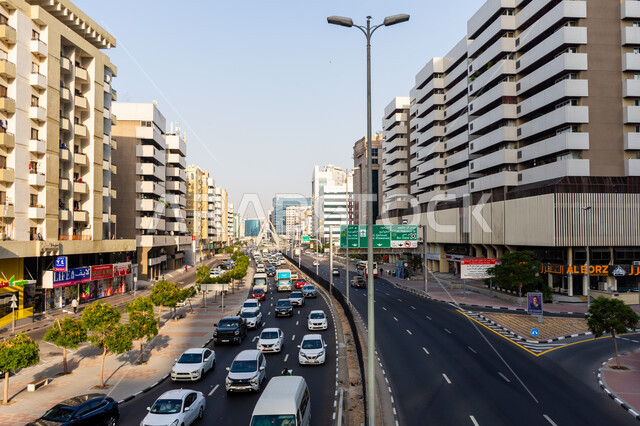 وسائل النقل والمواصلات البرية الحديثة، الفن الهندسي المعماري للمباني و الأبراج التجارية والسكنية. الشوارع والطرقات الاسفلتية المعبدة في الإمارات العربية المتحدة, الازدحام المروري لحركة السيارات في مدينة دبي