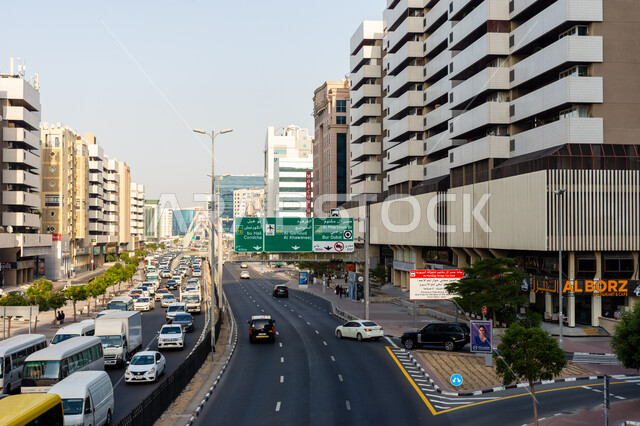 وسائل النقل والمواصلات البرية الحديثة، الفن الهندسي المعماري للمباني و الأبراج التجارية والسكنية. الشوارع والطرقات الاسفلتية المعبدة في الإمارات العربية المتحدة, الازدحام المروري لحركة السيارات في مدينة دبي