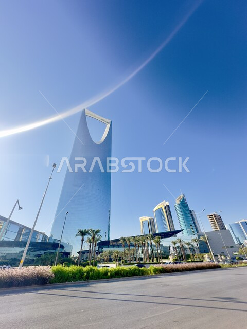 برج المملكة في مدينة الرياض وقت النهار, الفن الهندسي المعماري للأبراج وناطحات السحاب, السياحة في السعودية، جذب و استقطاب السياح من كافة انحاء العالم, الاهتمام بزراعة الاشجار