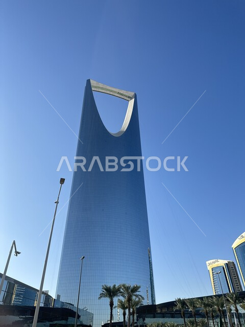 برج المملكة في مدينة الرياض وقت النهار, الفن الهندسي المعماري للأبراج وناطحات السحاب, السياحة في السعودية، جذب و استقطاب السياح من كافة انحاء العالم, الاهتمام بزراعة الاشجار