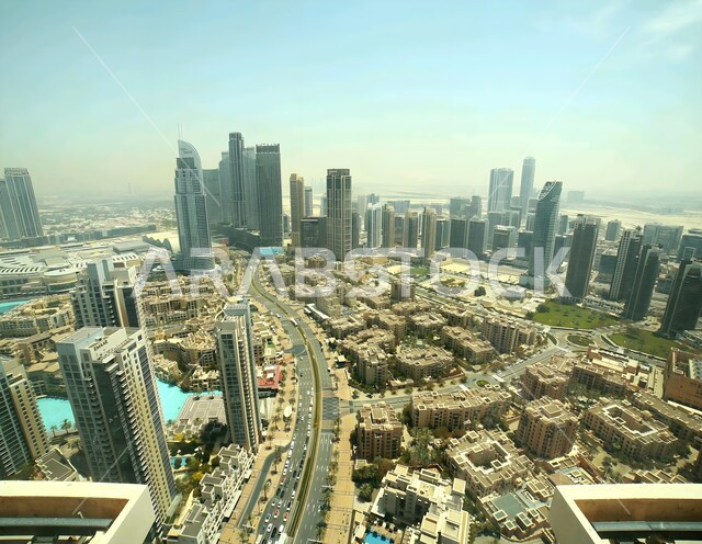 النمو والتطور العمراني في مدينة دبي, الفن الهندسي المعماري لبناء الأبراج وناطحات السحاب, المباني والمنشآت الشاهقة السكنية والتجارية, الأماكن السياحية المشهورة في الإمارات العربية المتحدة, جذب واستقطاب السياح من أنحاء العالم