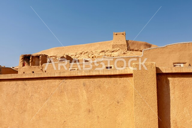 سور قلعة المنيخ في منطقة المجمعة, المباني الطينية الأثرية القديمة, مناطق جذب واستقطاب السياح, المعالم التاريخية القديمة, التصاميم الهندسية المعمارية على الطراز القديم, الأماكن السياحية التراثية المشهورة في المملكة العربية السعودية