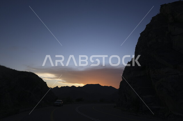 الاستمتاع بالمناظر الطبيعيه وقت غروب الشمس, مقصد الزائرين من شتى انحاء العالم, التكوينات والتشكيلات الصخرية, طريق الطائف الشفا وسط المرتفعات الجبلية, أماكن سياحية مشهورة