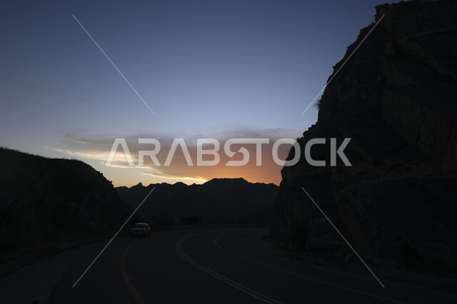 مقصد الزائرين من شتى انحاء العالم, التكوينات والتشكيلات الصخرية, الاستمتاع بالمناظر الطبيعيه وقت غروب الشمس, طريق الطائف الشفا وسط المرتفعات الجبلية, أماكن سياحية مشهورة