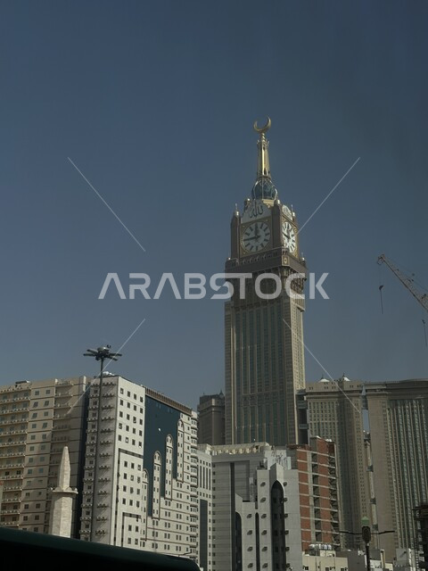 الفن الهندسي المعماري في بناء برج الساعة الملكي في مكة المكرمة بالمملكة العربية السعودية، الأبراج وناطحات السحاب المطلة على الحرم المكي الشريف، معالم وأماكن إسلامية مشهورة حول العالم، الفنادق والمباني الشاهقة المحيطة بالمبنى