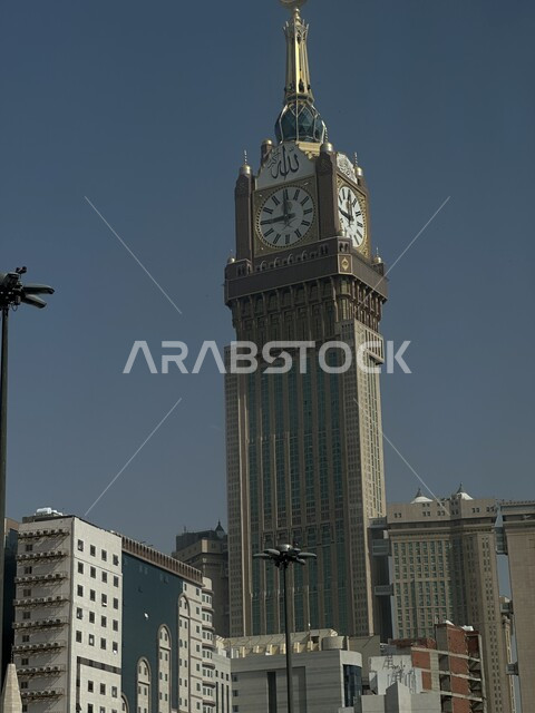 الفن الهندسي المعماري في بناء برج الساعة الملكي في مكة المكرمة بالمملكة العربية السعودية، الأبراج وناطحات السحاب المطلة على الحرم المكي الشريف، معالم وأماكن إسلامية مشهورة حول العالم، الفنادق والمباني الشاهقة المحيطة بالمبنى
