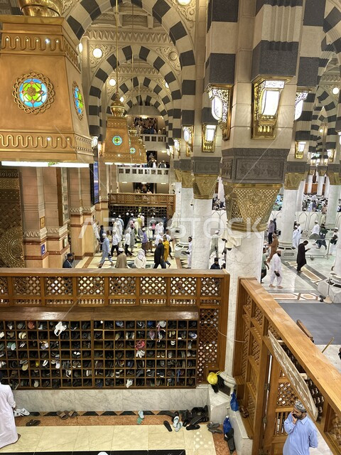 تجمع المصلين داخل المسجد النبوي الشريف, مسجد رسول الله في المدينة المنورة بالمملكة العربية السعودية, آداء الصلاه في الحرم النبوي والدخول للروضة الشريفة, العبادة والتقرب الى الله، أماكن ومعالم إسلامية مقدسة ومشهورة حول العالم