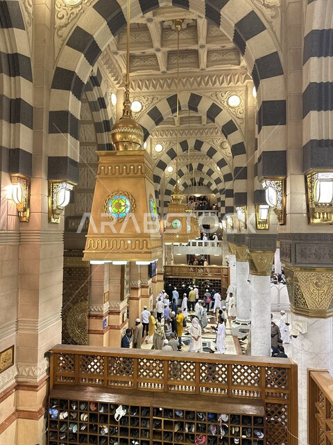 تجمع المصلين داخل المسجد النبوي الشريف, مسجد رسول الله في المدينة المنورة بالمملكة العربية السعودية, آداء الصلاه في الحرم النبوي والدخول للروضة الشريفة, العبادة والتقرب الى الله، أماكن ومعالم إسلامية مقدسة ومشهورة حول العالم