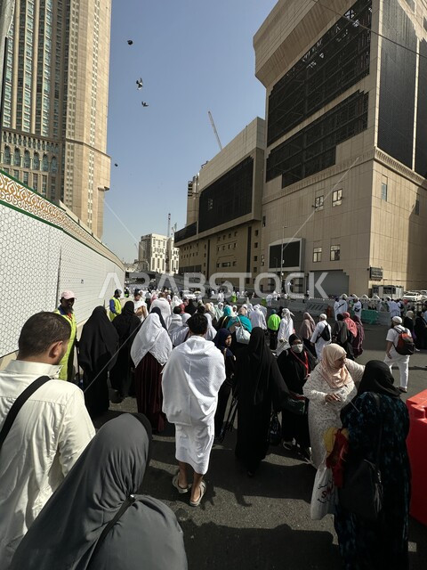 تزاحم الحجاج والمعتمرين في الساحة الخارجية للحرم المكي الشريف للدخول من البوابات إلى المسجد الحرام، أداء فرائض الحج والعمرة في مكة المكرمة في المملكة العربية السعودية، أماكن ومعالم دينية إسلامية مقدسة