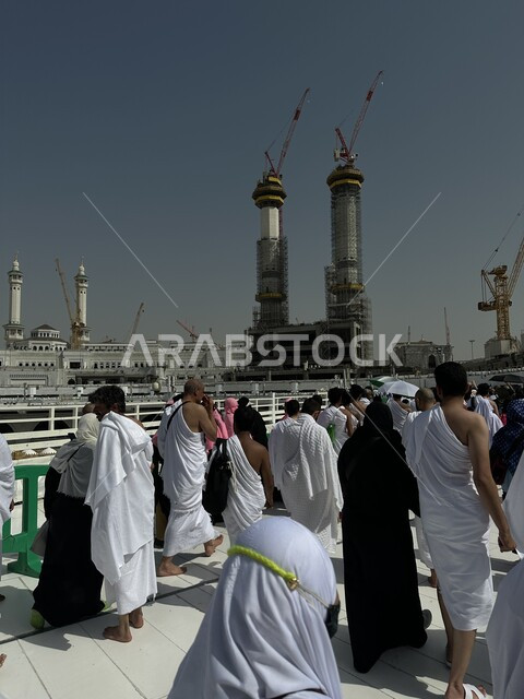 تزاحم الحجاج والمعتمرين في الساحة الخارجية للحرم المكي الشريف للدخول من البوابات إلى المسجد الحرام، أداء فرائض الحج والعمرة في مكة المكرمة في المملكة العربية السعودية، أماكن ومعالم دينية إسلامية مقدسة