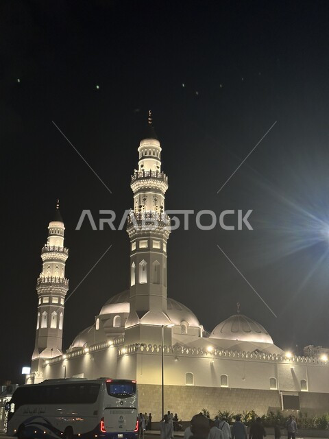 مآذن وقبب مسجد قباء المضيئة ليلا في المدينة المنورة، الفن الهندسي المعماري للمساجد على الطراز الإسلامي, العبادة والتقرب الى الله، المعالم الدينية المقدسة في المملكة العربية السعودية، دعوة المسلمين لإقامة الصلوات على وقتها، الأماكن الإسلامية المشهورة حول العالم