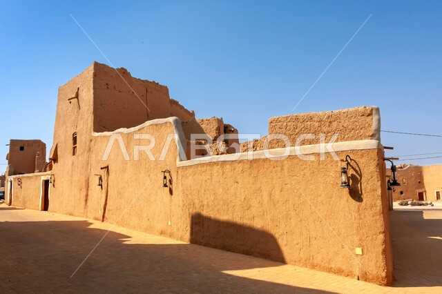 مناطق جذب واستقطاب السياح, التصاميم الهندسية المعمارية على الطراز القديم, البيوت الطينية القديمة في المجمعة، المباني التاريخية الأثرية, الأماكن السياحية التراثية المشهورة في المملكة العربية السعودية