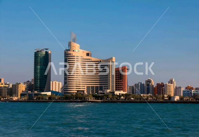 الواجهة البحرية الساحلة لدولة الكويت، الأبراج وناطحات السحاب المطلة على البحر، النمو والتطور العمراني في بناء الفنادق والمنشآت السكنية والتجارية، الفن الهندسي المعماري في التصميم الفريد لفندق سيمفوني ستايل في شارع الخليج العربي بالسالمية