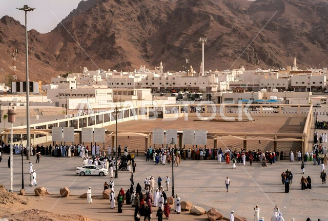 معالم اسلاميه تاريخيه قديمه، السياحه في الاماكن الدينيه المشهورة في السعوديه، جبل احد في المدينه المنوره، القمم والمرتفعات الجبلية في المملكة, جذب و استقطاب السكان من كافة انحاء العالم