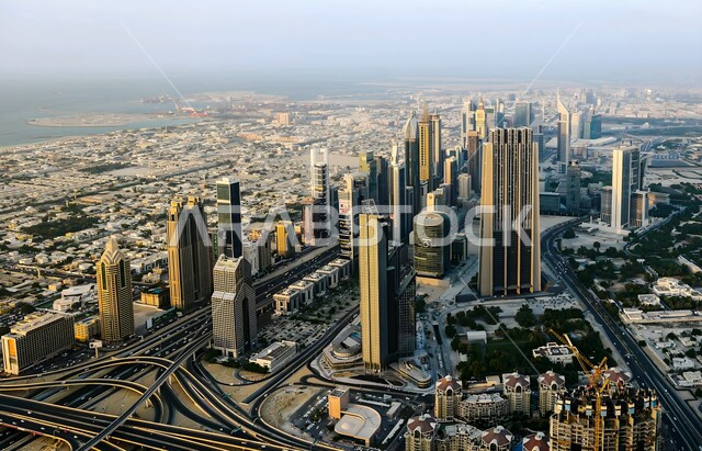 الفن الهندسي المعماري لبناء الأبراج وناطحات السحاب, النمو والتطور العمراني في مدينة دبي, المباني والمنشآت الشاهقة السكنية والتجارية, الأماكن السياحية المشهورة في الإمارات العربية المتحدة, جذب واستقطاب السياح من أنحاء العالم