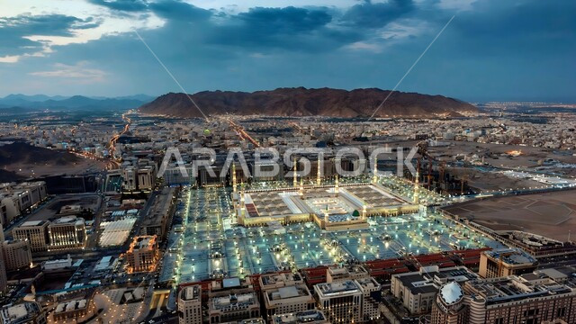 المآذن الشامخة المضيئة ليلا، المسجد النبوي الشريف في المدينة المنورة بالمملكة العربية السعودية، المعالم الدينية الإسلامية المشهورة، تجمع المسلمين في المجمع الخارجي للحرم النبوي, الأماكن المقدسة في الدين الإسلامي