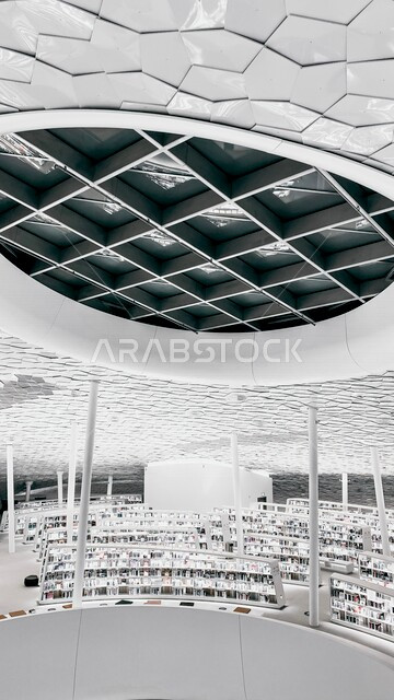 جمال و روعة التصميم الداخلي لمكتبة إثراء في مدينة الظهران في مركز الملك عبد العزيز الثقافي العالمي ، صرح ثقافي رائع ، المملكة العربية السعودية