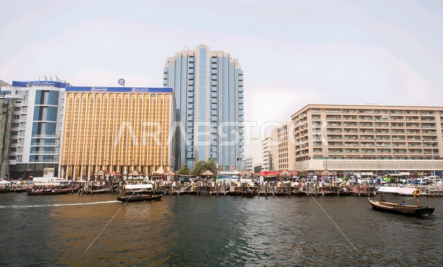 الأبراج وناطحات السحاب الشاهقة المطلة على البحر، النمو والتطور العمراني في منطقة خور دبي في الإمارات العربية المتحدة، معالم دبي السياحية المشهورة، الفن الهندسي المعماري في تصميم الواجهة البحرية الاماراتية