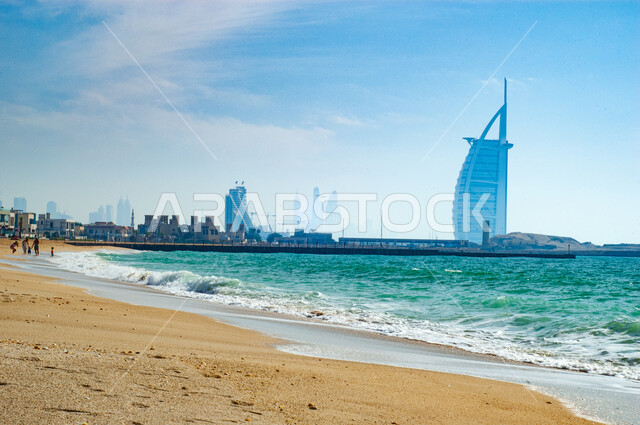 النمو والتطور العمراني على ساحل الخليج العربي، الواجهة السياحية في الامارات العربية المتحدة، الفن الهندسي المعماري للأبراج وناطحات السحاب، جذب واستقطاب السياح من انحاء العالم، فندق برج العرب في مدينة دبي