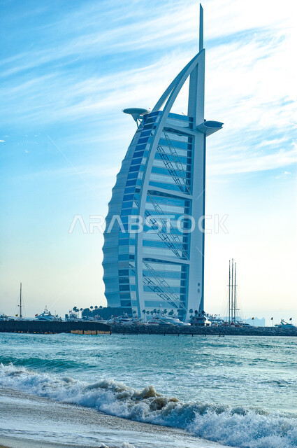 النمو والتطور العمراني على ساحل الخليج العربي، الواجهة السياحية في الامارات العربية المتحدة، الفن الهندسي المعماري للأبراج وناطحات السحاب، جذب واستقطاب السياح من انحاء العالم، فندق برج العرب في مدينة دبي