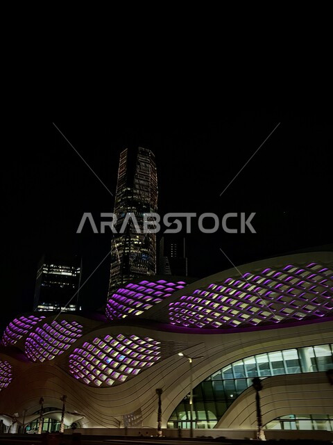 معالم الرياض المشهورة، مركز الملك عبدالله المالي في الرياض بالمملكة العربية السعودية ليلا، الأبراج وناطحات السحاب المضيئة، النمو والتطور الهندسي المعماري المتميز بالسعودية, الأبراج الاقتصادية والمالية "كافد ", طرق و شوارع المملكة