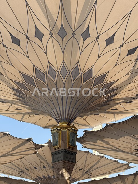 استخدام التقنيات الحديثة والمتطورة لحماية المصلين والزوار من أشعة الشمس الحادة، معالم إسلامية دينية مقدسة في المملكة العربية السعودية، أماكن العبادة والتقرب الى الله، المظلات الالكترونية في ساحة الحرم في المدينة المنورة، مقصد المسلمين لأداء العبادات والفرائض