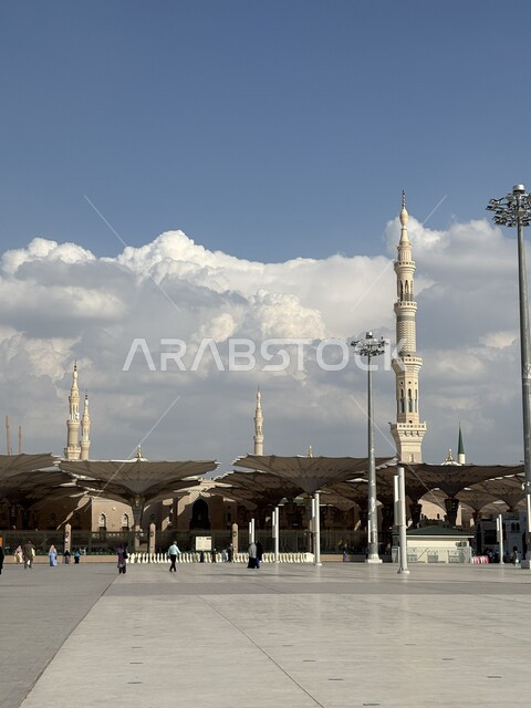 استخدام التقنيات الحديثة والمتطورة لحماية المصلين والزوار من أشعة الشمس الحادة، معالم إسلامية دينية مقدسة في المملكة العربية السعودية، أماكن العبادة والتقرب الى الله، المظلات الالكترونية في ساحة الحرم في المدينة المنورة، مقصد المسلمين لأداء العبادات والفرائض