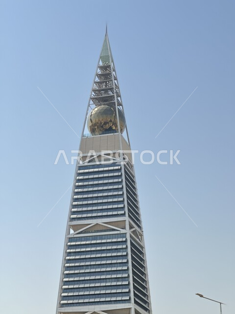 الفن الهندسي المعماري للابراج وناطحات السحاب الشاهقة، صورة مقربة لبرج الفيصلية في مدينة الرياض، النمو والتقدم العمراني في المملكة العربية السعودية، معالم سياحية مشهورة، خلفية السماء الصافية نهارا