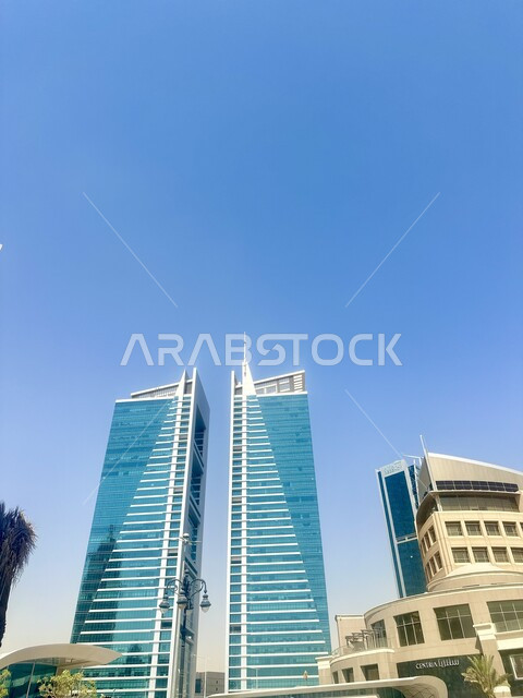 النمو والتقدم العمراني للمنشآت السكنية في المملكة، الفن الهندسي المعماري للمباني الشاهقة، صورة مقربة لأبراج العليا في مدينة الرياض, المنشآت وناطحات السحاب المشهورة في السعودية، معالم جذب واستقطاب السياح من شتى انحاء العالم، خلفية السماء الزرقاء الصافية