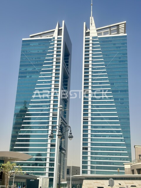 النمو والتقدم العمراني للمنشآت السكنية في المملكة، الفن الهندسي المعماري للمباني الشاهقة، صورة مقربة لأبراج العليا في مدينة الرياض, المنشآت وناطحات السحاب المشهورة في السعودية، معالم جذب واستقطاب السياح من شتى انحاء العالم، خلفية السماء الزرقاء الصافية