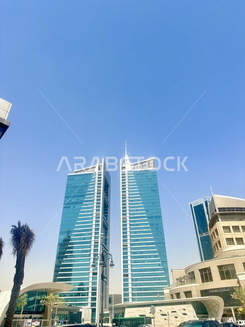 النمو والتقدم العمراني للمنشآت السكنية في المملكة، الفن الهندسي المعماري للمباني الشاهقة، صورة مقربة لأبراج العليا في مدينة الرياض, المنشآت وناطحات السحاب المشهورة في السعودية، معالم جذب واستقطاب السياح من شتى انحاء العالم، خلفية السماء الزرقاء الصافية