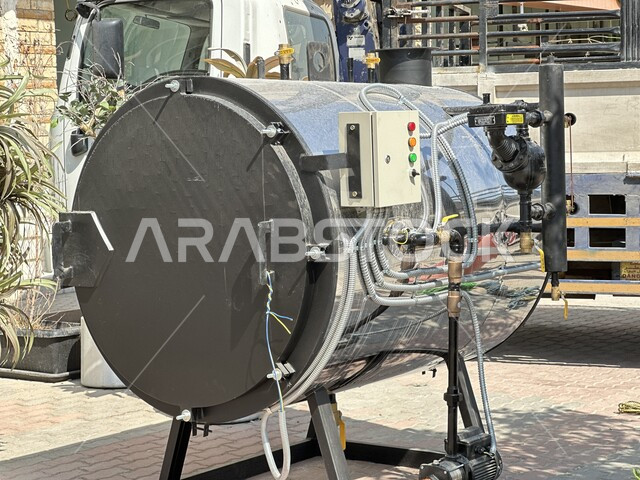 الاعتماد على التقنيات الحديثة والمتطورة في المملكة العربية السعودية، صورة مقربة لغلاية البخار الكهربائية، استخدام آلات ومعدات تطهير تعتمد على عملية التبخير في عملها، الخزانات والسخانات الفولاذية في مصانع ومستشفيات ومغاسل مدينة الرياض