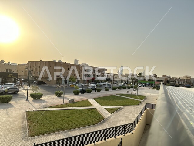 الموقع الاستراتيجي المميز لجامعة الفصيل بشارع التخصصي في حي المعذر بمدينة الرياض، الجامعات الأهلية في المملكة العربية السعودية، الاهتمام بالمنشآت والمؤسسات التعليمية، النمو والتطور العمراني في البناء، زراعة النباتات والشجيرات الخضراء في الساحات الخارجية