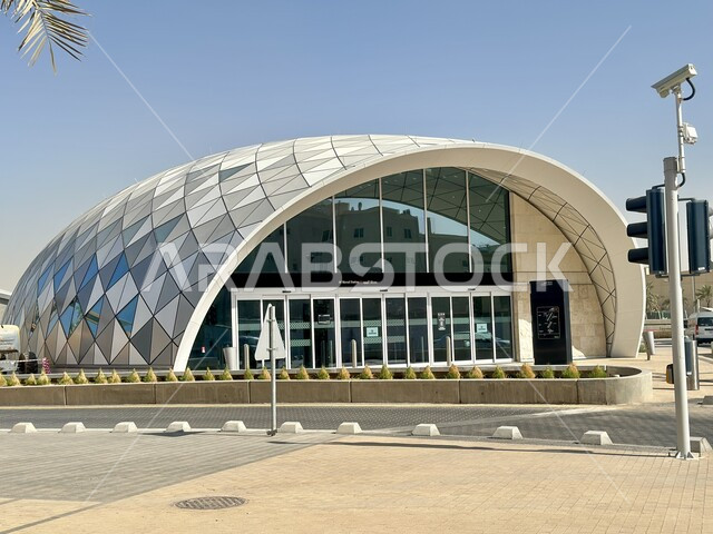 النمو والتطور العمراني في البناء في المملكة العربية السعودية، الفن الهندسي المعماري في التصميم الفريد والحديث لمحطة الورود في العاصمة الرياض، الاهتمام بالخدمات العامة ووسائل النقل، التطوير والتقدم الحضاري وتحسين البنية التحتيه، محطات المترو والقطار السريع