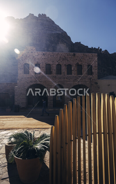 مبنى اللجنة الوطنية السعودية للمجلس الدولي للمعالم والمواقع (الايكوموس) في محافظة العلا في المملكة، اماكن سياحية تراثية تاريخية أثرية, انعكاس اشعه الشمس على المباني الحجرية في وقت النهار