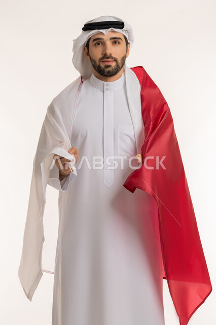 إحياء ذكرى تأسيس الدولة، الاحتفال باليوم الوطني القطري 18 ديسمبر، بورتريه لرجل عربي خليجي قطري يحمل علم قطر بايماءات الفخروالاعتزاز، رموز وثقافات وطنية, حب الوطن والانتماء إليه، خلفية بيضاء