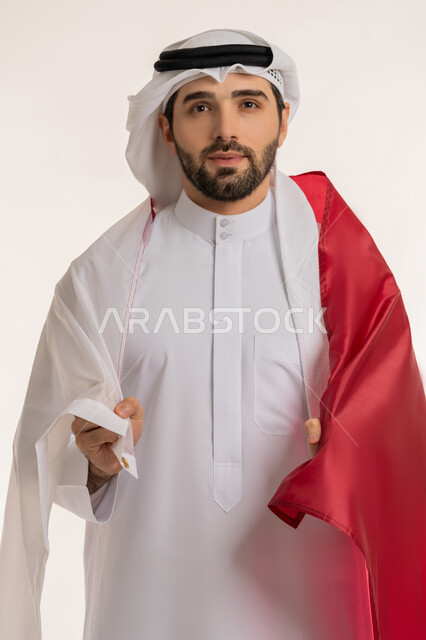 الاحتفال باليوم الوطني القطري 18 ديسمبر، إحياء ذكرى تأسيس الدولة، بورتريه مقرب لرجل عربي خليجي قطري يحمل علم قطر على ظهره بايماءات الفخروالاعتزاز، رموز وثقافات وطنية, حب الوطن والانتماء إليه، خلفية بيضاء