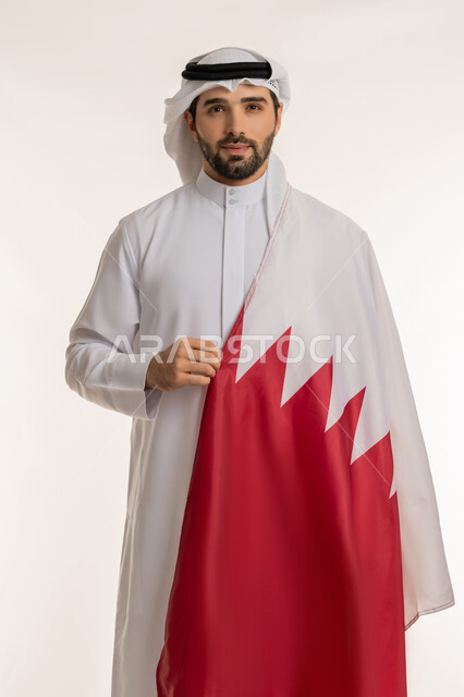 رموز وثقافات وطنية,  إحياء ذكرى تأسيس الدولة، الاحتفال باليوم الوطني القطري 18 ديسمبر، بورتريه لرجل عربي خليجي قطري يحمل علم قطر على كتفه بايماءات الفخروالاعتزاز، حب الوطن والانتماء إليه،  خلفية بيضاء
