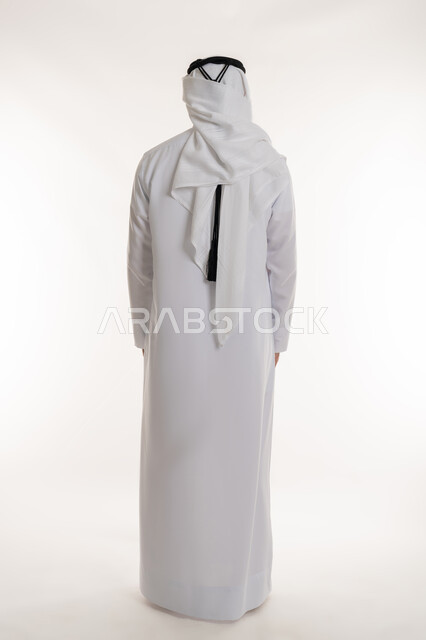 الاهتمام بالمظهر الخارجي, مفهوم الأناقة والرجولة, بورتريه من الخلف لرجل عربي خليجي سعودي يرتدي الثوب التقليدي والغترة يقف باستقامة واعتدال, الجسم بالطول الكامل, خلفية بيضاء