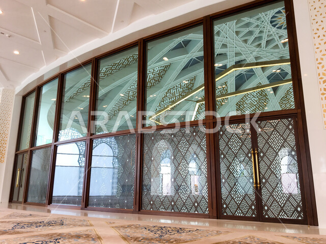 المعالم الأثرية الدينية السياحية، مفهوم العبادة والتقرب من الله تعالى, التصاميم والديكورات الداخلية, مسجد الشيخ خليفة بن زايد في مدينة العين بإمارة أبوظبي بالإمارات العربية، الفن الهندسي المعماري على الطراز العربي الاسلامي