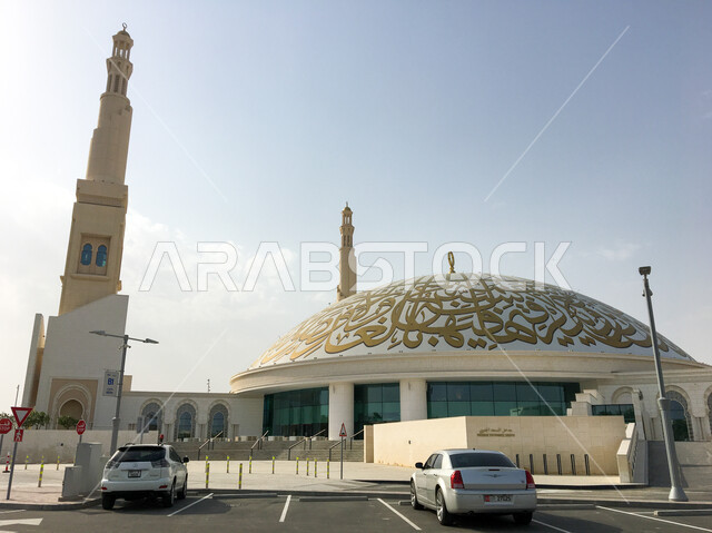 العبادة والتقرب الى الله، الفن الهندسي المعماري على الطراز العربي الاسلامي للقب والمآذن، مسجد الشيخ خليفة بن زايد بن سلطان آل نهيان الكبير في مدينة العين في إمارة أبو ظبي، المساجد وأماكن الطاعة في دولة الإمارات العربية المتحدة