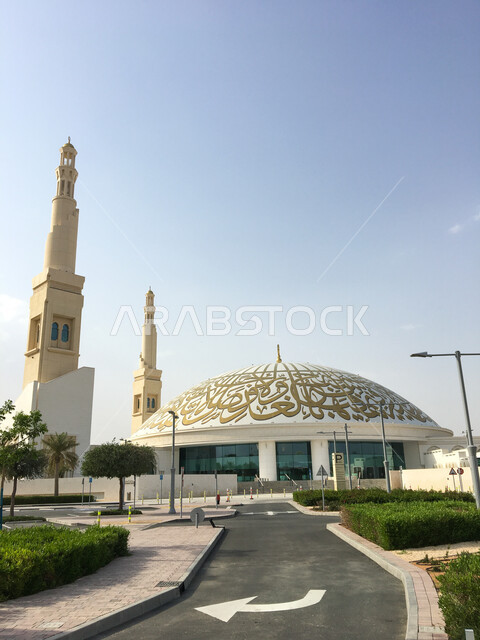 العبادة والتقرب الى الله، الفن الهندسي المعماري على الطراز العربي الاسلامي للقب والمآذن، مسجد الشيخ خليفة بن زايد بن سلطان آل نهيان الكبير في مدينة العين في إمارة أبو ظبي، المساجد وأماكن الطاعة في دولة الإمارات العربية المتحدة
