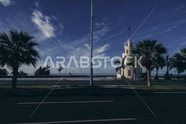أماكن و معالم سياحية مشهورة ,الفن الهندسي المعماري على الطراز الحديث لبرج المالوي في جزيرة المرجان في مدينة الدمام, الاهتمام في زراعه الاشجار و النباتات الخضراء في المملكة العربية السعودية, الطرق و الشوارع المعبدة في وقت النهار, خلفية السماء