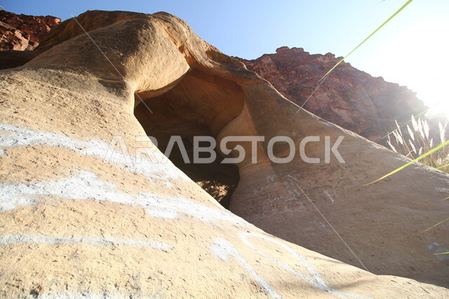  مقصد الزوار من شتى انحاء العالم, صورة مقربة للتشكيلات و التكوينات الصخرية في وادي الديسة في منطقة تبوك في وقت النهار, أماكن ومعالم سياحية مشهورة  في المملكة العربية السعودية