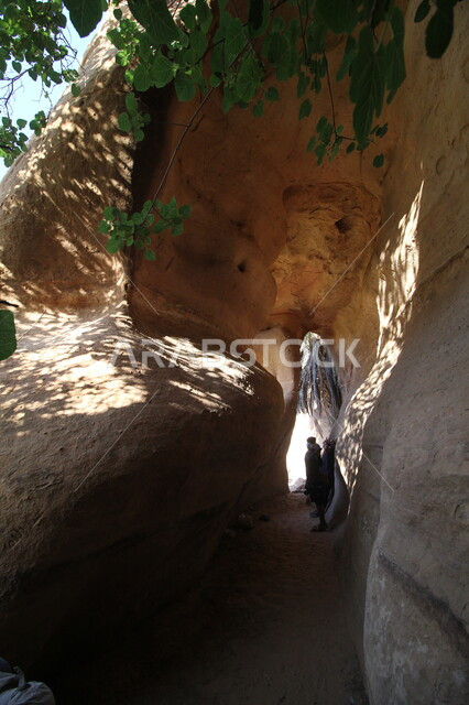 جذب و استقطاب الزائرين من شتى انحاء العالم, معالم و أماكن سياحية مشهورة في المملكة العربية السعودية, مجموعه من السائحين يقومون بالتجول بين التشكيلات و التكوينات الصخرية في وادي الديسة في منطقة تبوك في وقت النهار