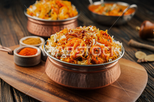 فنون تقديم الطعام في المطاعم الشرقية، طبق من أرز البرياني اللذيذ مع قطع الدجاج على قاعدة خشبية, أكلات شعبية عربية خليجية سعودية، مأكولات وأطباق تقليدية، وصفات طعام لذيذة صحية